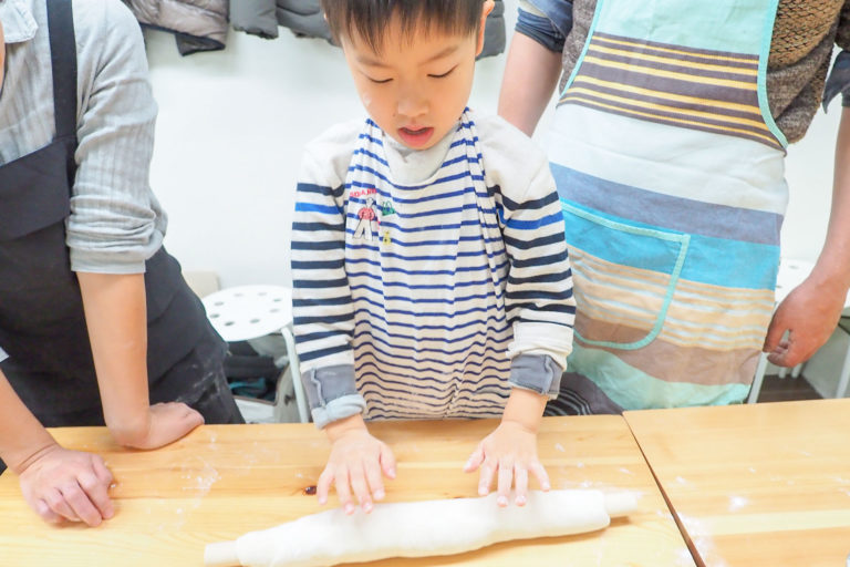 Hawaiians’ and babies’ day! 手打ちうどん作り体験教室 2018年12月 20181222-5.jpg – イリコスキー製麺所