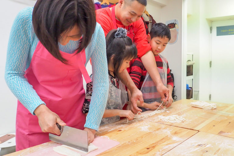 Hawaiians’ and babies’ day! 手打ちうどん作り体験教室 2018年12月 20181222-7.jpg – イリコスキー製麺所