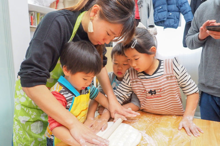 Hawaiians’ and babies’ day! 手打ちうどん作り体験教室 2018年12月 20181223-6.jpg – イリコスキー製麺所