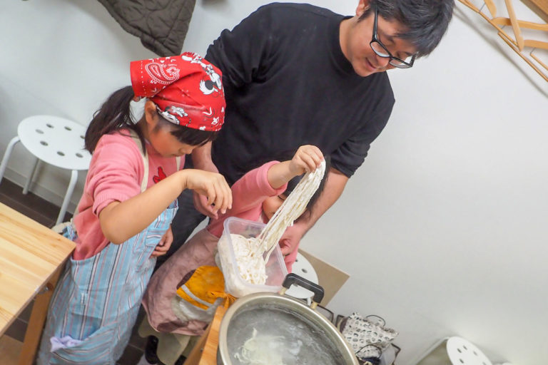 Hawaiians’ and babies’ day! 手打ちうどん作り体験教室 2018年12月 20181223-7.jpg – イリコスキー製麺所