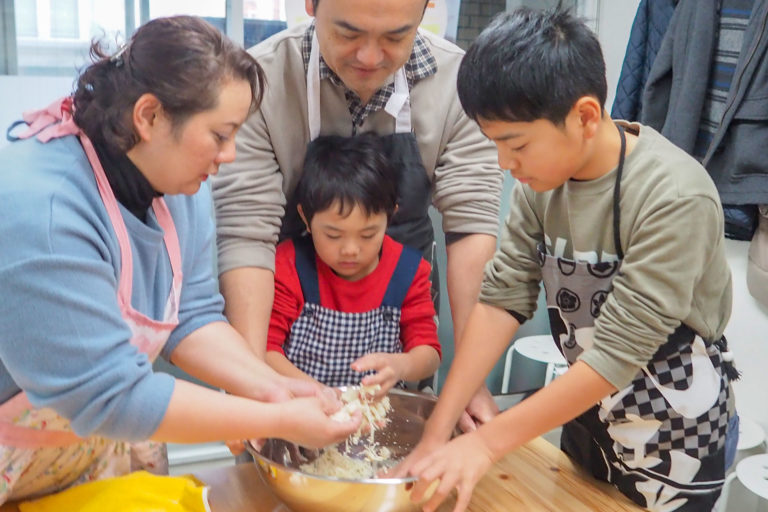 Hawaiians’ and babies’ day! 手打ちうどん作り体験教室 2018年12月 20181224-2.jpg – イリコスキー製麺所