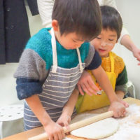 キミ、お顔まっ白やで！ 手打ちうどん作り体験教室 2018年12月 20181227-2.jpg – イリコスキー製麺所