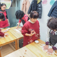 冬休み、お父さまのご参加も増えてきました 手打ちうどん作り体験教室 2018年12月 20181229-10.jpg – イリコスキー製麺所