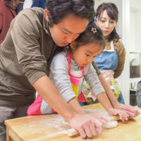 冬休み、お父さまのご参加も増えてきました 手打ちうどん作り体験教室 2018年12月 20181229-2.jpg – イリコスキー製麺所