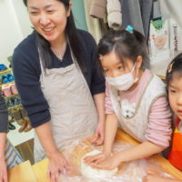 冬休み、お父さまのご参加も増えてきました 手打ちうどん作り体験教室 2018年12月 20181229-5.jpg – イリコスキー製麺所