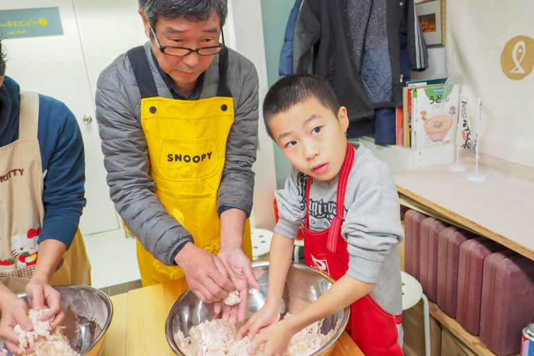 お塩、とけた～？ 手打ちうどん作り体験教室 2018年12月 20181230-3.jpg – イリコスキー製麺所