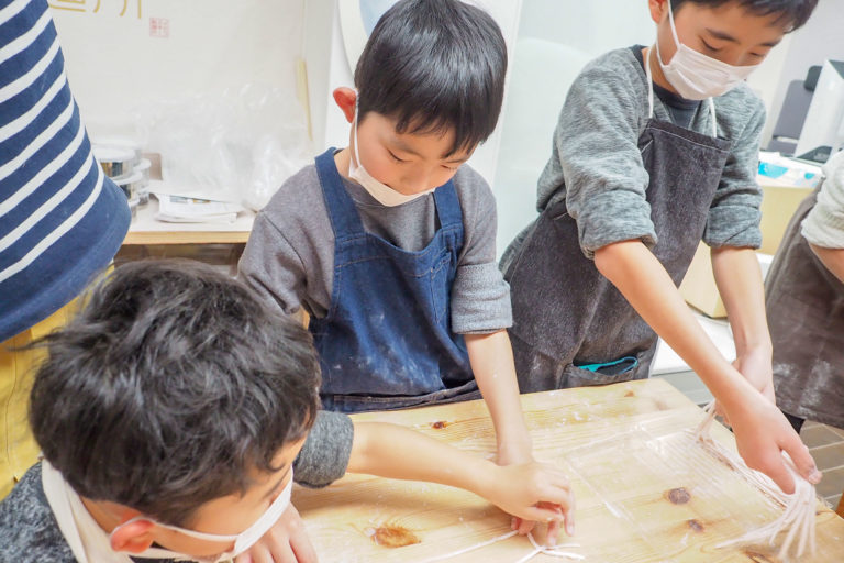 お塩、とけた～？ 手打ちうどん作り体験教室 2018年12月 20181230-9.jpg – イリコスキー製麺所