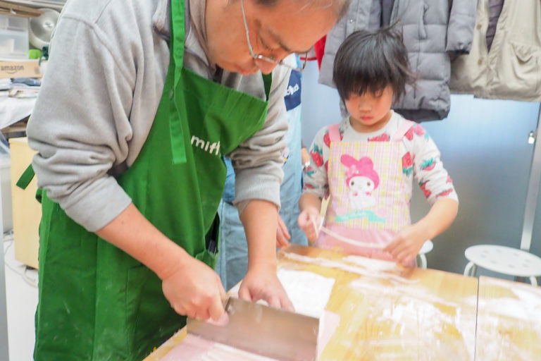 お塩、とけた～？ 手打ちうどん作り体験教室 2018年12月 20190102-3.jpg – イリコスキー製麺所