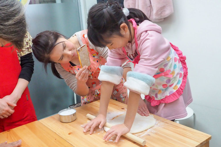 お塩、とけた～？ 手打ちうどん作り体験教室 2018年12月 20190104-3.jpg – イリコスキー製麺所