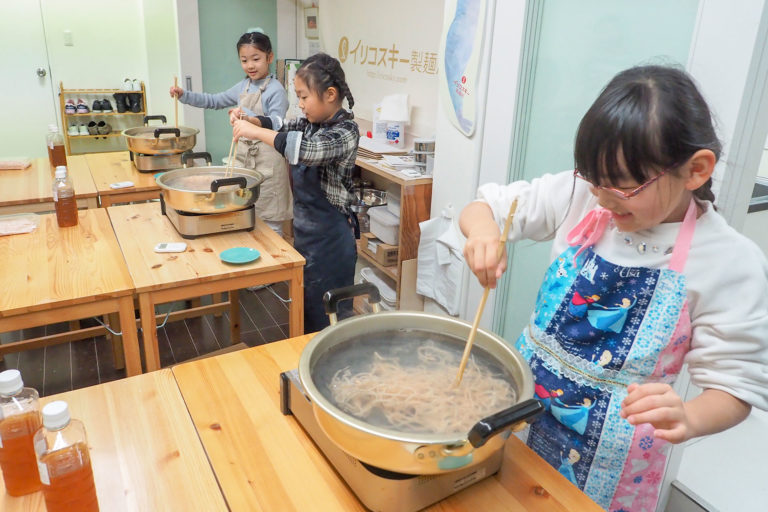 お塩、とけた～？ 手打ちうどん作り体験教室 2018年12月 20190106-7.jpg – イリコスキー製麺所