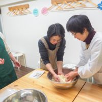 3人お揃い？ 手打ちうどん作り体験教室 2019年2月 20190202-2.jpg – イリコスキー製麺所
