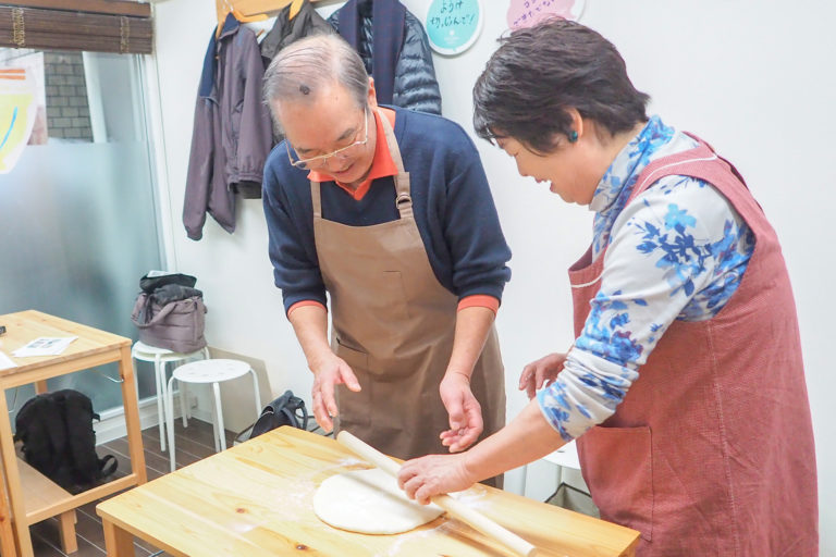 シニアCITYカレッジのみなさま 手打ちうどん作り体験教室 2019年2月 20190213-3.jpg – イリコスキー製麺所