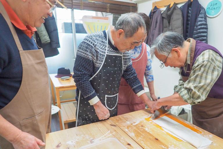 シニアCITYカレッジのみなさま 手打ちうどん作り体験教室 2019年2月 20190213-4.jpg – イリコスキー製麺所