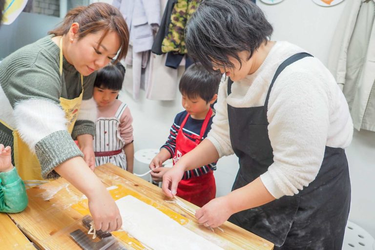 シニアCITYカレッジのみなさま 手打ちうどん作り体験教室 2019年2月 20190310-3.jpg – イリコスキー製麺所