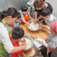 2回目の体験も、お顔まっしろ！ 手打ちうどん作り体験教室 2019年3月 20190320-1.jpg – イリコスキー製麺所