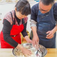 2回目の体験も、お顔まっしろ！ 手打ちうどん作り体験教室 2019年3月 20190320-3.jpg – イリコスキー製麺所