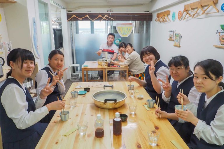 修学旅行の生徒さんたち 手打ちうどん作り体験教室 2019年5月 20190513-1.jpg – イリコスキー製麺所