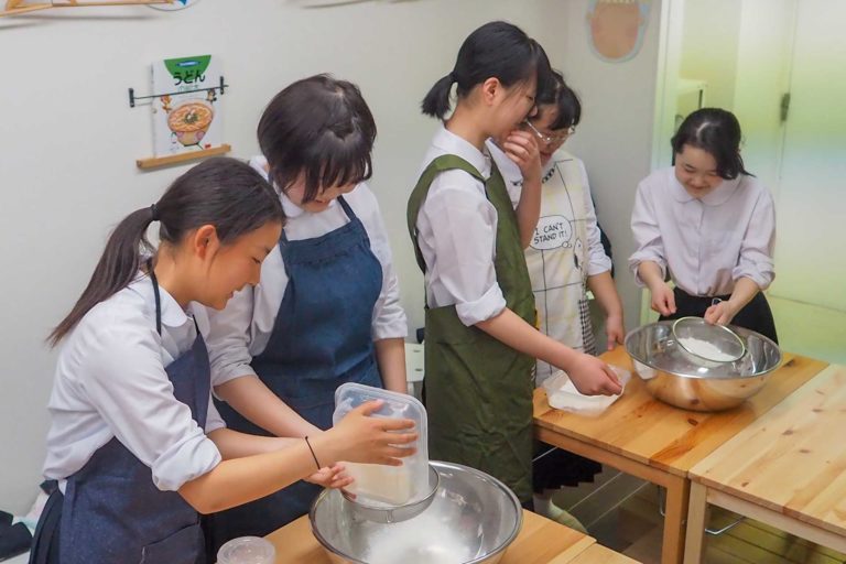 修学旅行の生徒さんたち 手打ちうどん作り体験教室 2019年5月 20190513-2.jpg – イリコスキー製麺所