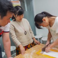 修学旅行の生徒さんたち 手打ちうどん作り体験教室 2019年5月 20190513-3.jpg – イリコスキー製麺所