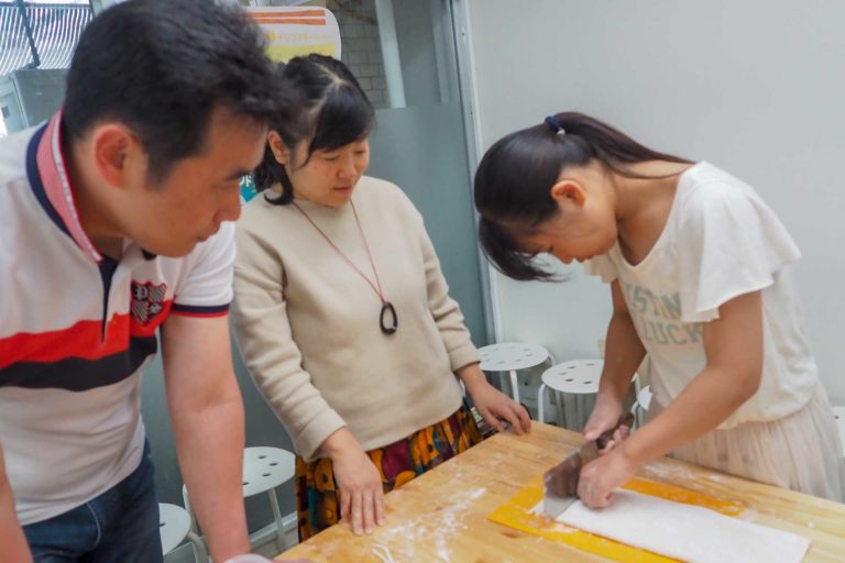 修学旅行の生徒さんたち 手打ちうどん作り体験教室 2019年5月 20190513-3.jpg – イリコスキー製麺所