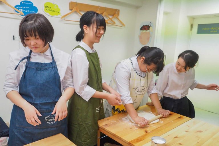 修学旅行の生徒さんたち 手打ちうどん作り体験教室 2019年5月 20190513-4.jpg – イリコスキー製麺所