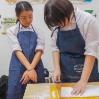 修学旅行の生徒さんたち 手打ちうどん作り体験教室 2019年5月 20190513-5.jpg – イリコスキー製麺所