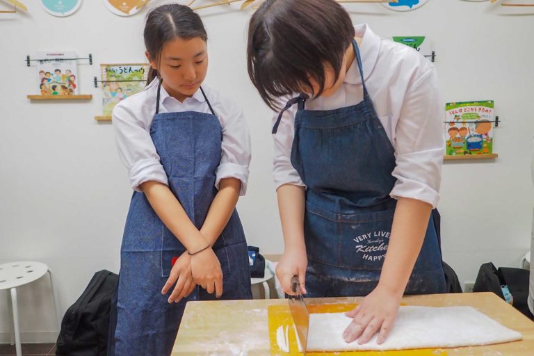 修学旅行の生徒さんたち 手打ちうどん作り体験教室 2019年5月 20190513-5.jpg – イリコスキー製麺所