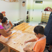 妹さんに教えてもらってハワイから 手打ちうどん作り体験教室 2019年6月 20190613-2.jpg – イリコスキー製麺所
