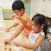 妹さんに教えてもらってハワイから 手打ちうどん作り体験教室 2019年6月 20190613-3.jpg – イリコスキー製麺所