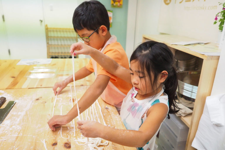 修学旅行の生徒さんたち 手打ちうどん作り体験教室 2019年5月 20190613-3.jpg – イリコスキー製麺所