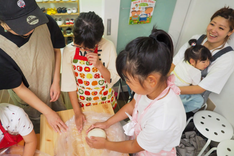 修学旅行の生徒さんたち 手打ちうどん作り体験教室 2019年5月 20190616-5.jpg – イリコスキー製麺所