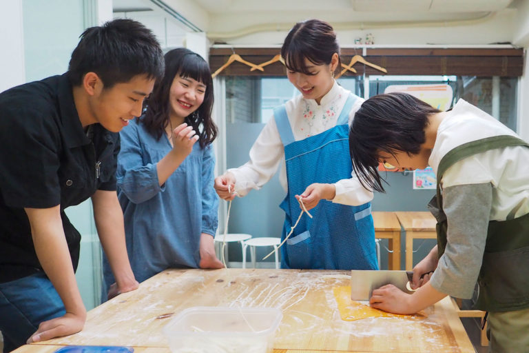 修学旅行の生徒さんたち 手打ちうどん作り体験教室 2019年5月 20190616-8.jpg – イリコスキー製麺所
