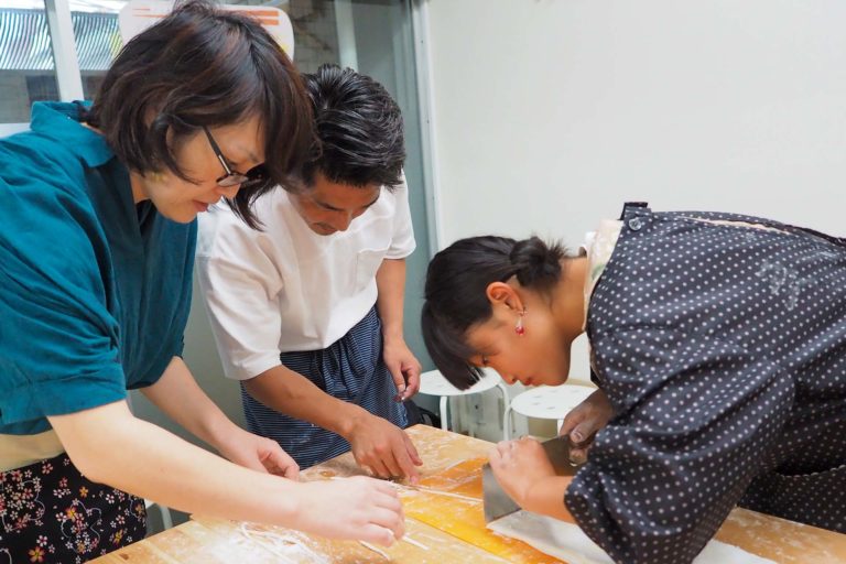 修学旅行の生徒さんたち 手打ちうどん作り体験教室 2019年5月 20190714-3.jpg – イリコスキー製麺所