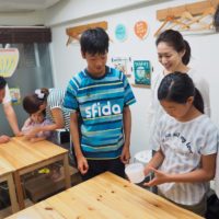 手のひらビチャビチャ！気持ち悪いっ！ 手打ちうどん作り体験教室 2019年7月 20190727-3.jpg – イリコスキー製麺所