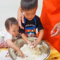 手のひらビチャビチャ！気持ち悪いっ！ 手打ちうどん作り体験教室 2019年7月 20190727-4.jpg – イリコスキー製麺所