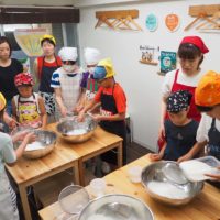 じゃあ英語でやってください！テキストも英語の！ 手打ちうどん作り体験教室 2019年7月 20190728-2.jpg – イリコスキー製麺所