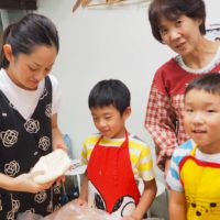 海外から、親子3代おそろいで 手打ちうどん作り体験教室 2019年8月 20190803-2.jpg – イリコスキー製麺所