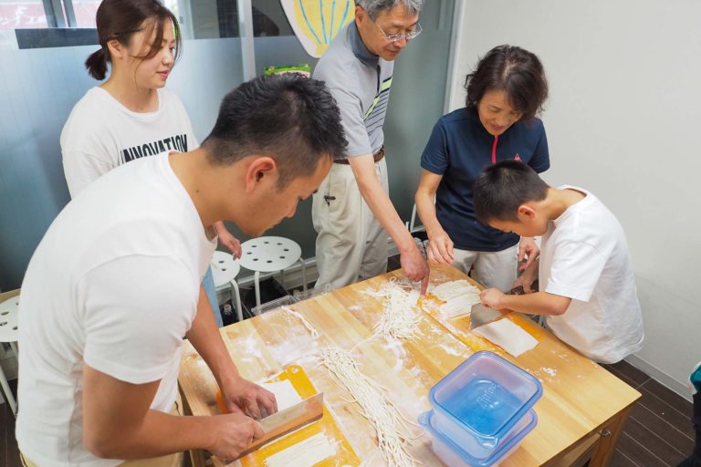 毎年、いつもありがとうございます！ 手打ちうどん作り体験教室 2019年8月 20190812-5.jpg – イリコスキー製麺所