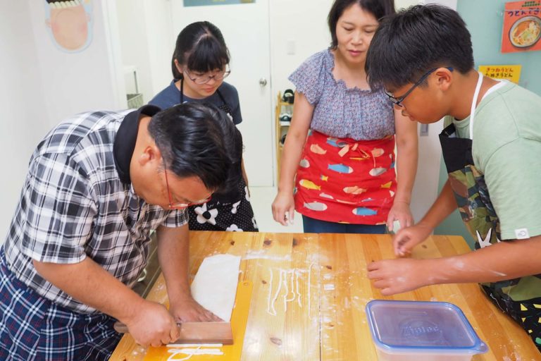毎年、いつもありがとうございます！ 手打ちうどん作り体験教室 2019年8月 20190812-8.jpg – イリコスキー製麺所