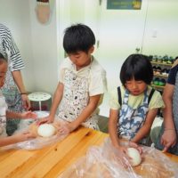 おさなか博士はイリコの原料を知っています 手打ちうどん作り体験教室 2019年10月 20191007-6.jpg – イリコスキー製麺所