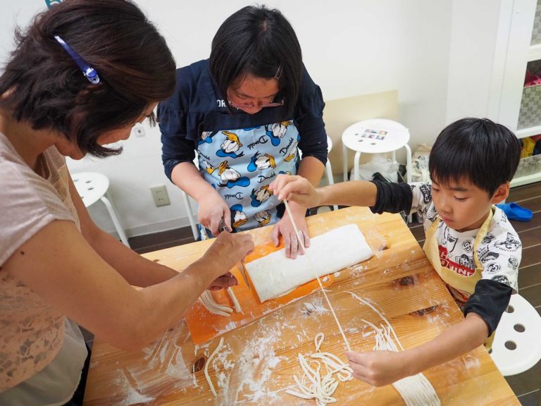 毎年、いつもありがとうございます！ 手打ちうどん作り体験教室 2019年8月 2191014-2.jpg – イリコスキー製麺所