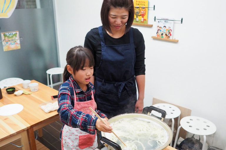振替休日にはうどん作り！ 手打ちうどん作り体験教室 2019年11月 20191118-5.jpg – イリコスキー製麺所