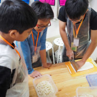 The most important keyword for making udon is “Gyuuuu!” 手打ちうどん作り体験教室 2019年12月 20191203-7.jpg – イリコスキー製麺所