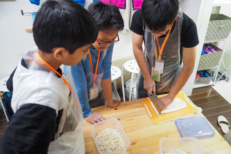 振替休日にはうどん作り！ 手打ちうどん作り体験教室 2019年11月 20191203-7.jpg – イリコスキー製麺所