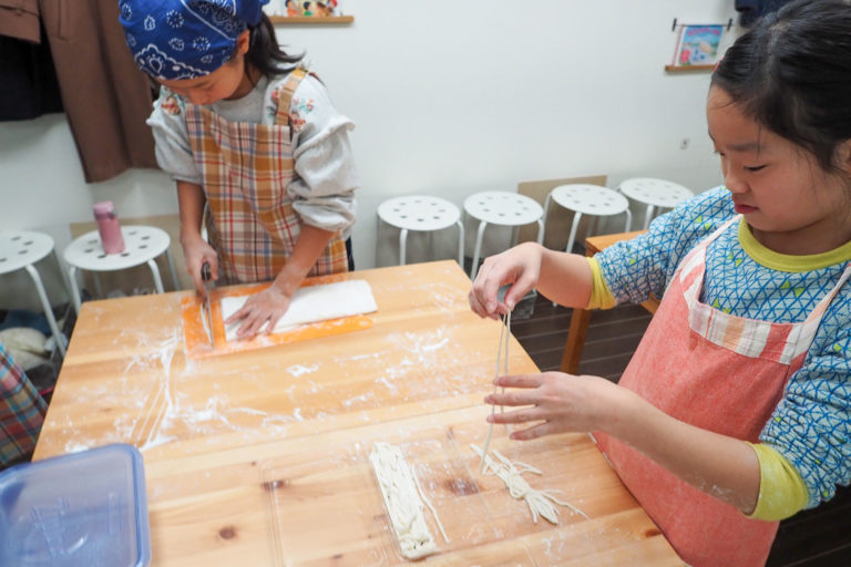 振替休日にはうどん作り！ 手打ちうどん作り体験教室 2019年11月 20191214-3.jpg – イリコスキー製麺所