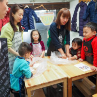 ちびっこと一緒の海外旅行はたいへんかもしれませんが… 手打ちうどん作り体験教室 2019年12月 20191229-1.jpg – イリコスキー製麺所