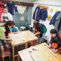 ちびっこと一緒の海外旅行はたいへんかもしれませんが… 手打ちうどん作り体験教室 2019年12月 20191229-6.jpg – イリコスキー製麺所