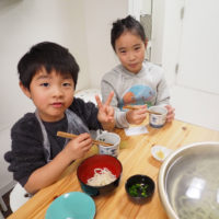 ちびっこと一緒の海外旅行はたいへんかもしれませんが… 手打ちうどん作り体験教室 2019年12月 20191229-7.jpg – イリコスキー製麺所