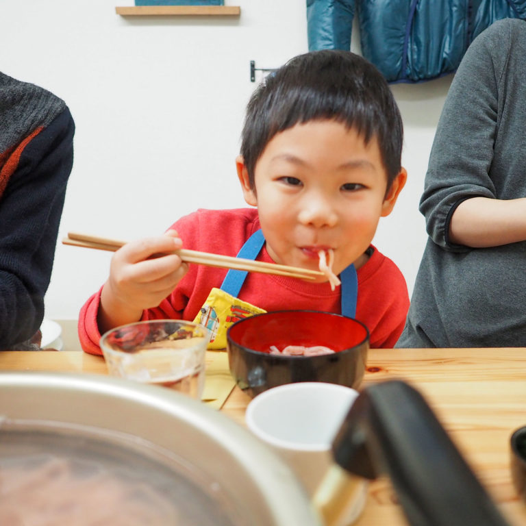 大人も子どももしっかり楽しんで 手打ちうどん作り体験教室 2019年12月 20191230-00.jpg – イリコスキー製麺所