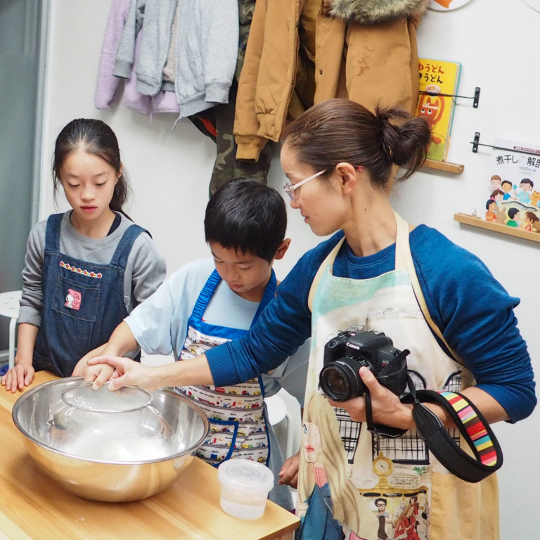 大人も子どももしっかり楽しんで 手打ちうどん作り体験教室 2019年12月 20191230-2.jpg – イリコスキー製麺所